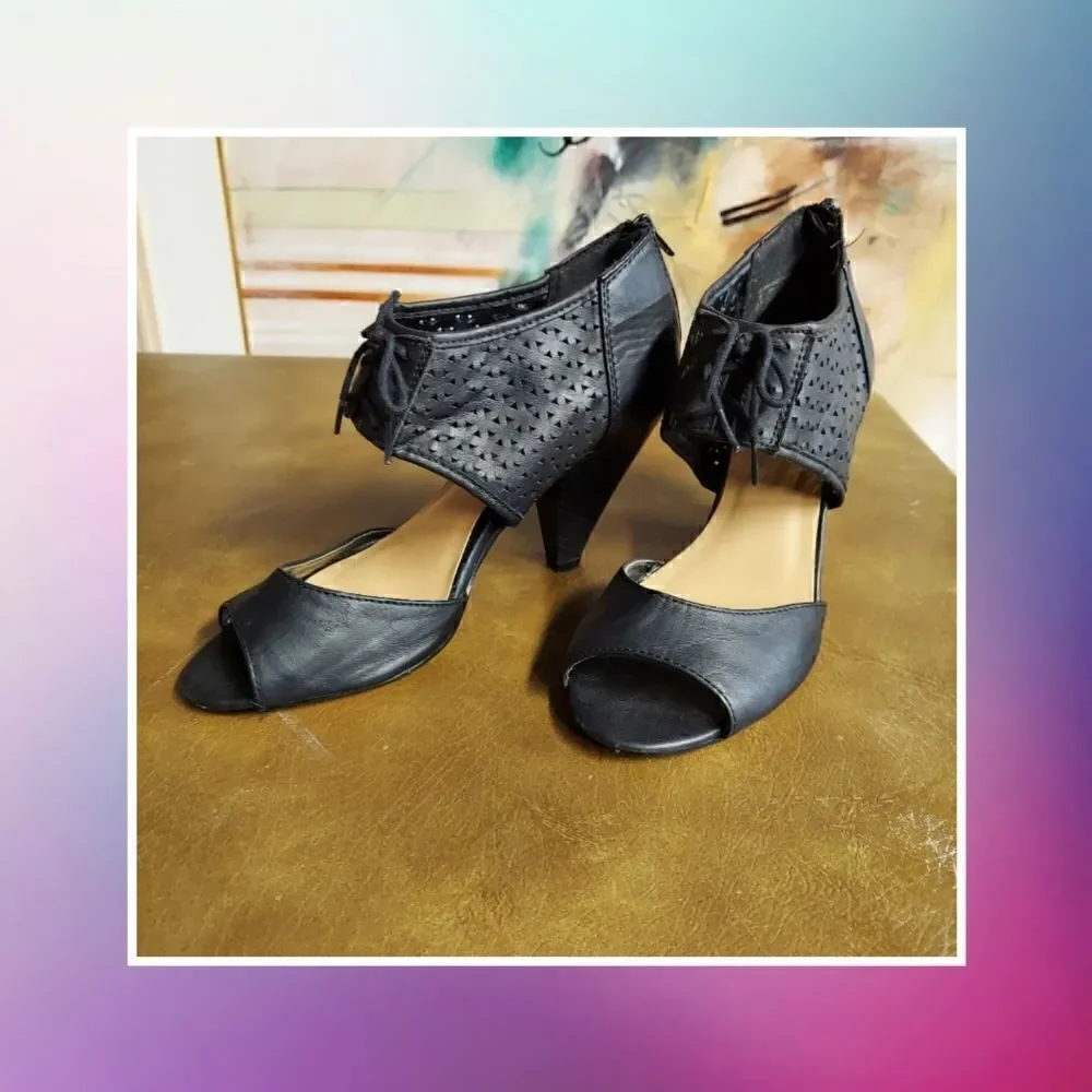 attention black shoe